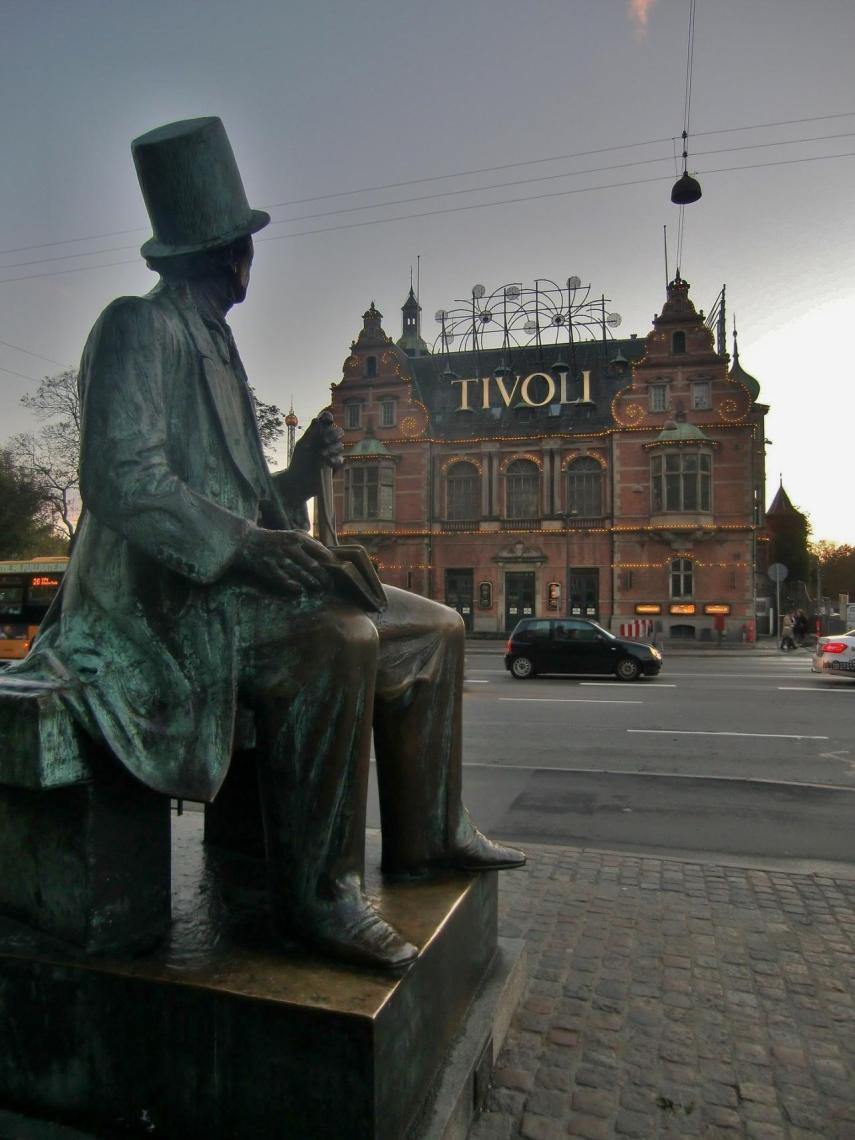 Entrada al Tivoli frente a la estatua de Hans Christian Andersen .