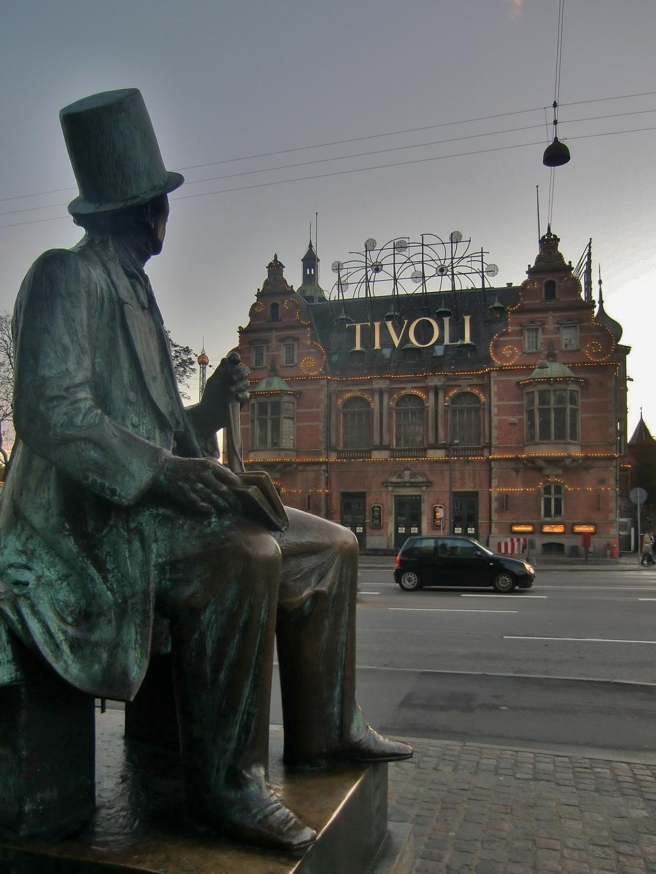 Entrada al Tivoli frente a la estatua de Hans Christian Andersen .
