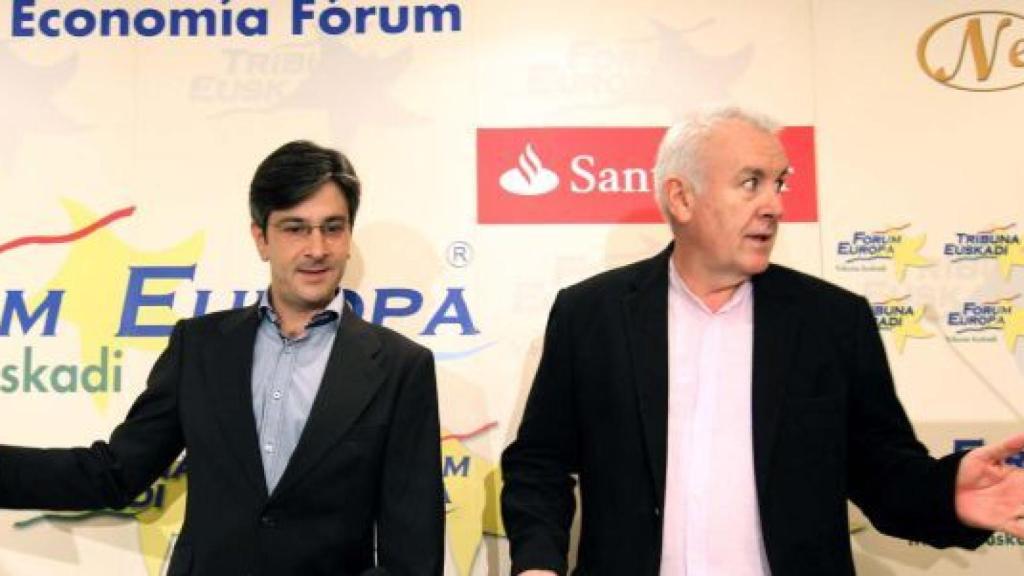 Arana, a la izquierda, junto al exlíder de Izquierda Unida Cayo Lara.