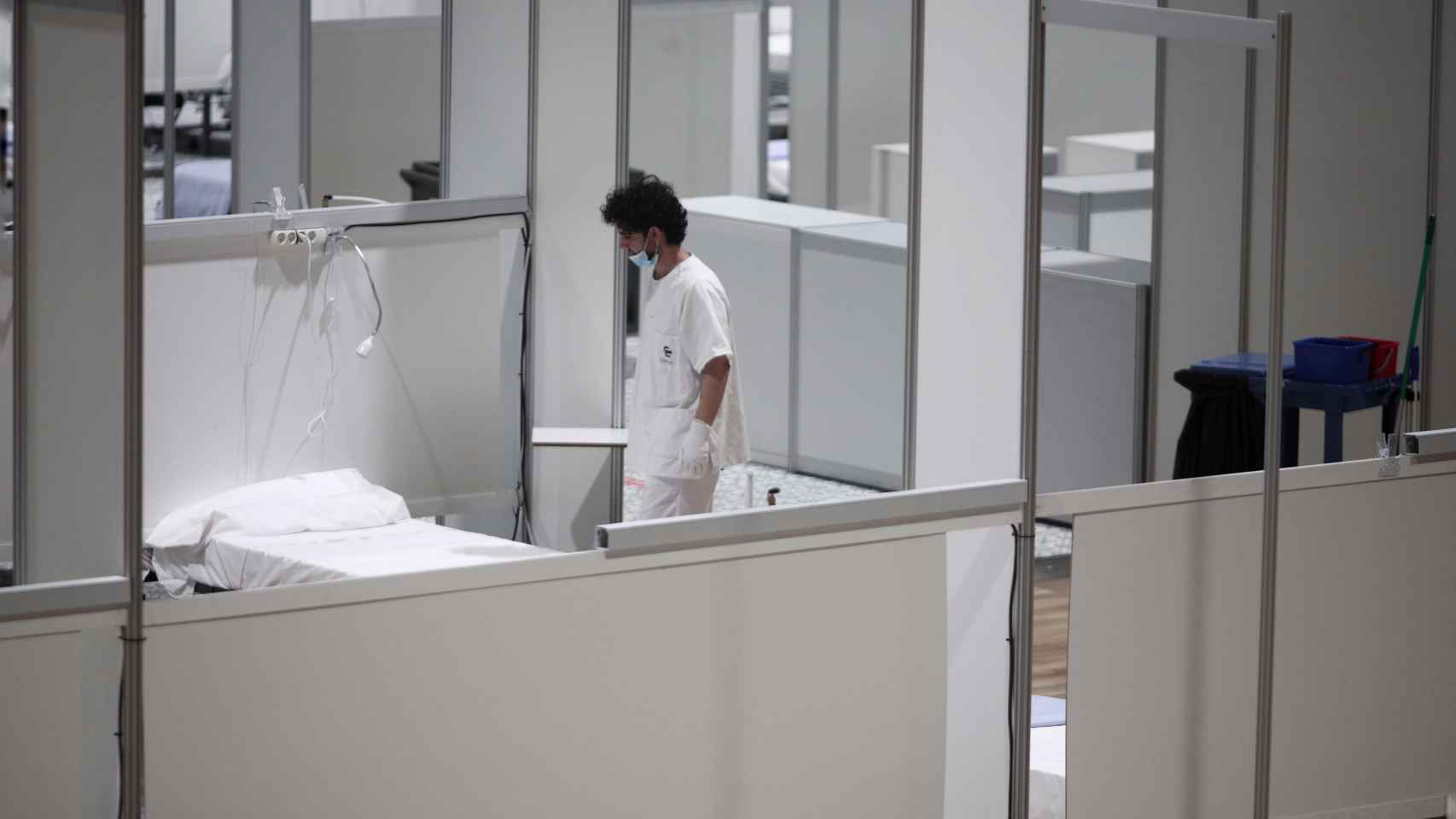 Un profesional sanitario frente a una cama vacía en el hospital de campaña de IFEMA. Eduardo Parra / Europa Press