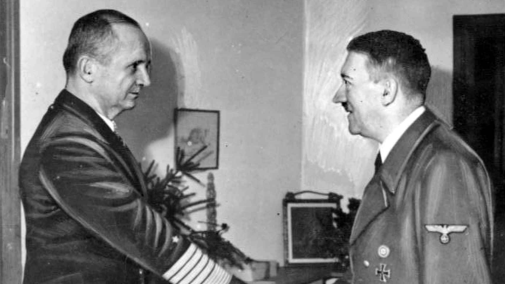Dönitz y Hitler en el búnker del führer en 1945.