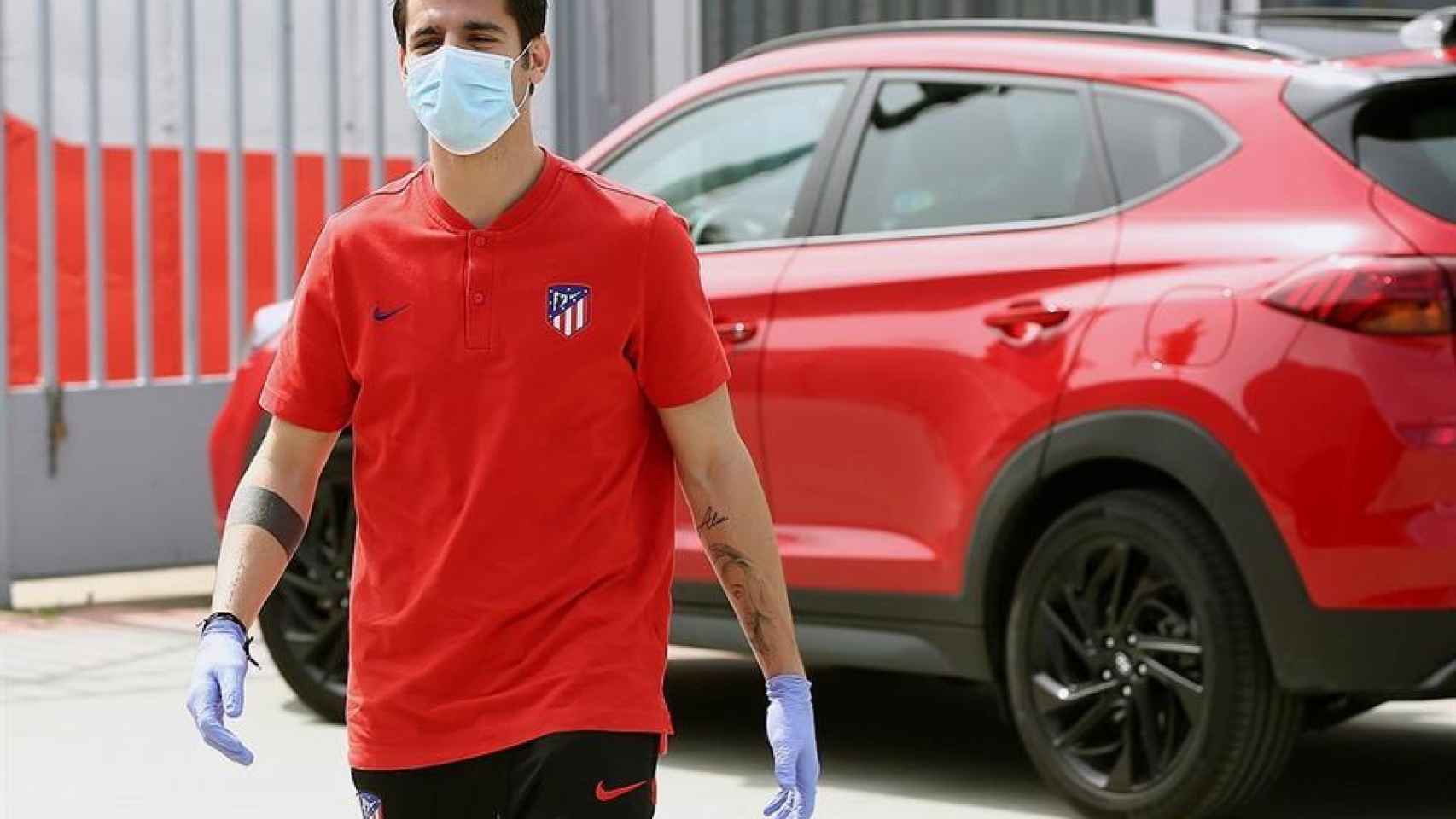 Álvaro Morata, con mascarilla, antes de pasar el test del coronavirus