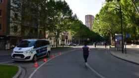 Varias personas pasean y hacen deporte en una calle peatonalizada de Albacete