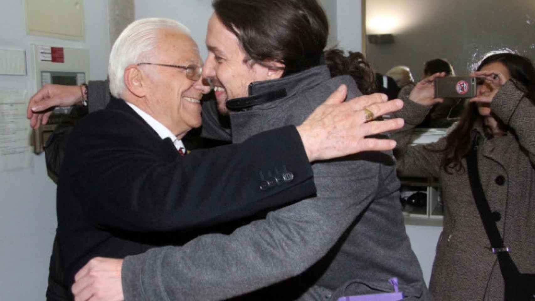 El padre Ángel, fundador de Mensajeros de la Paz, abraza a Pablo Iglesias, líder de Podemos.