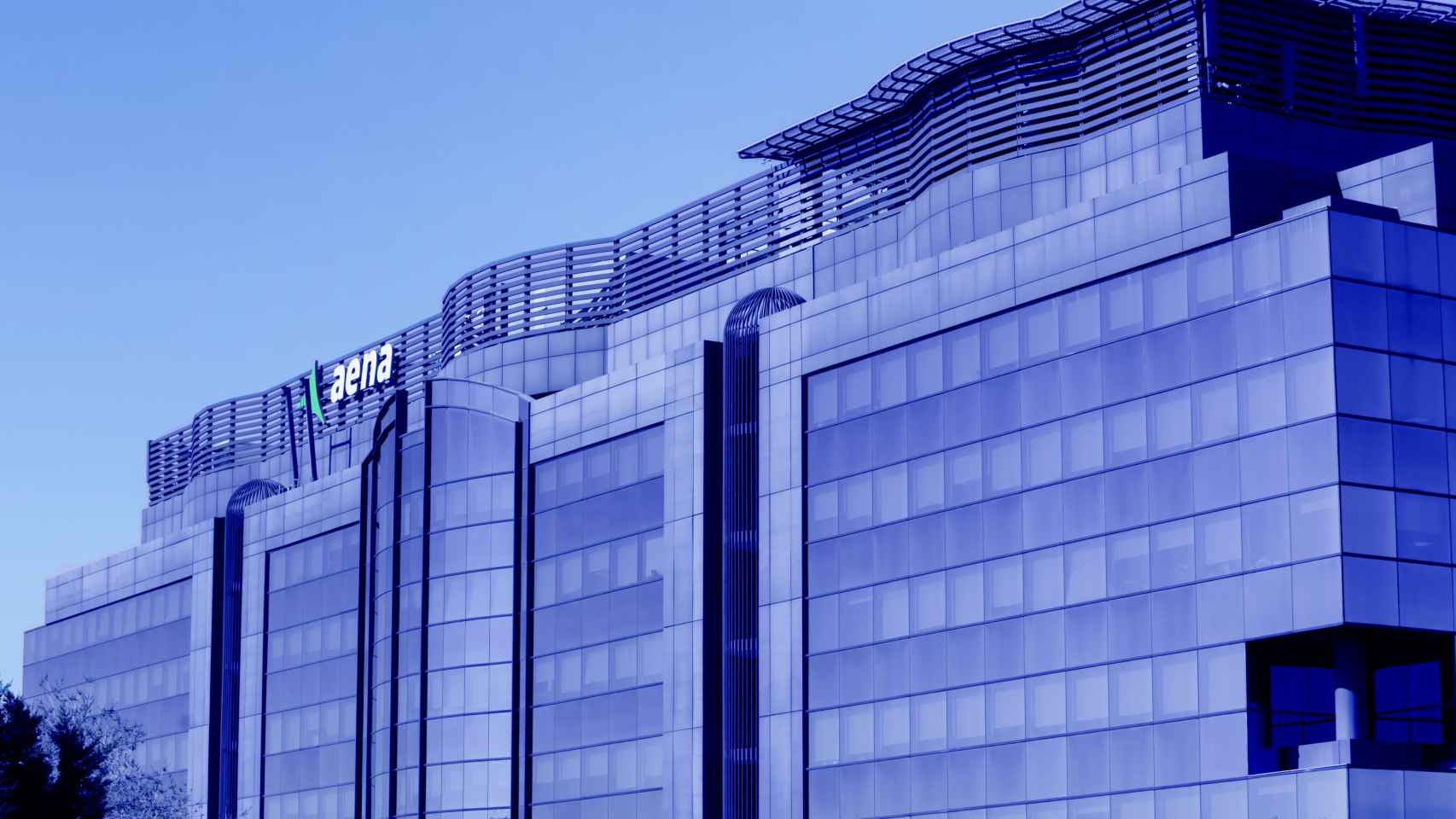 Fachada del edificio de Aena Piovera Azul, sede central de la empresa, en Madrid.