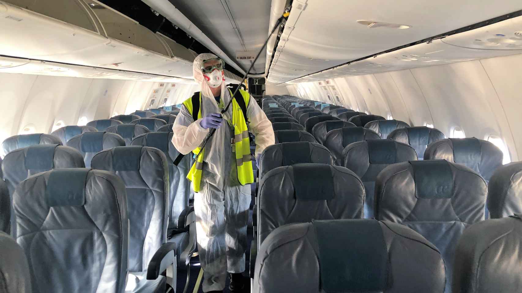 Imagen de los trabajos de desinfección de un avión de Air Europa.