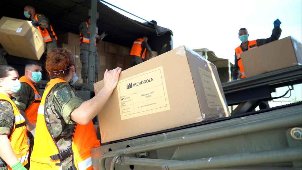 El Ejército transporta material donado por Iberdrola.