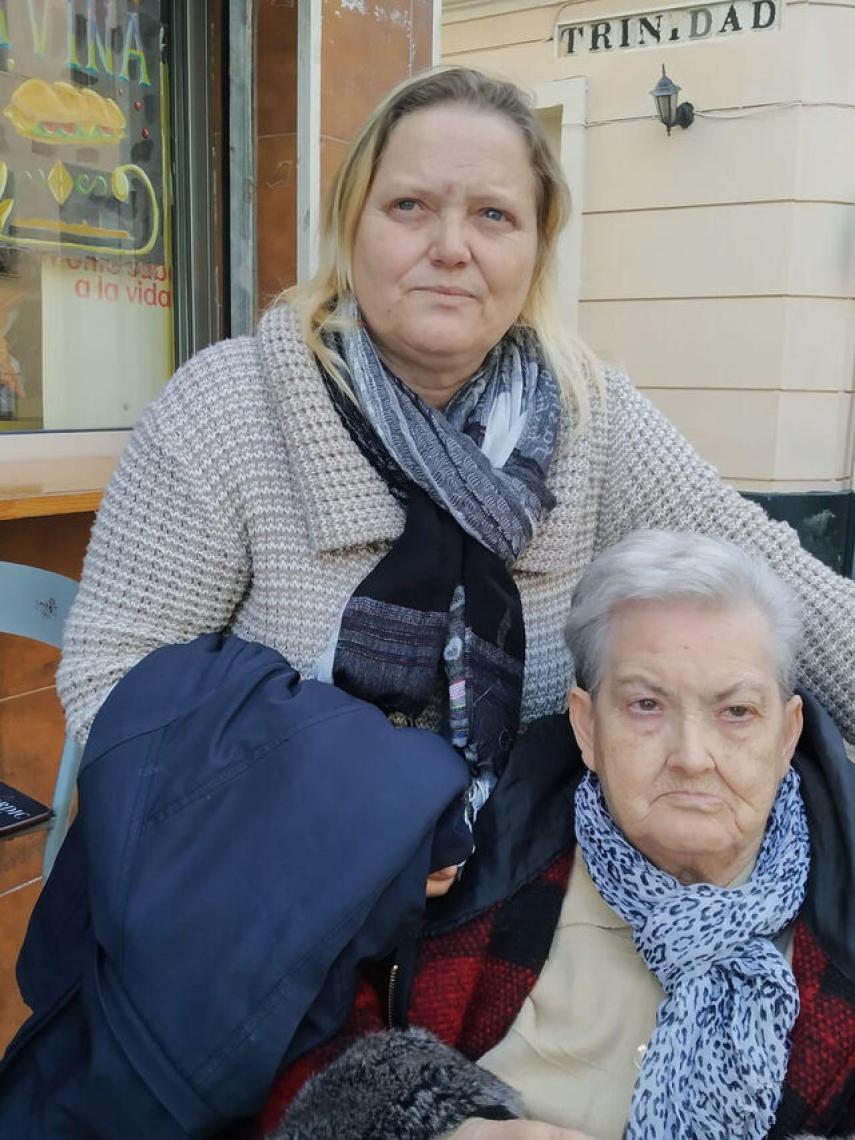 Ana Jiménez y su madre, que ya no puede caminar, por las calles de Cádiz.