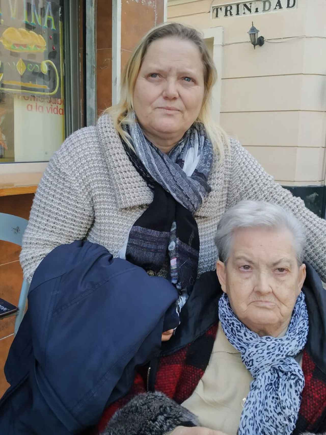 Ana Jiménez y su madre, que ya no puede caminar, por las calles de Cádiz.