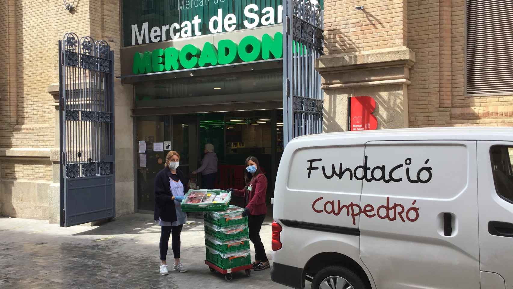 Entrega de alimentos al comedor social Canpedró con el que colabora Mercadona