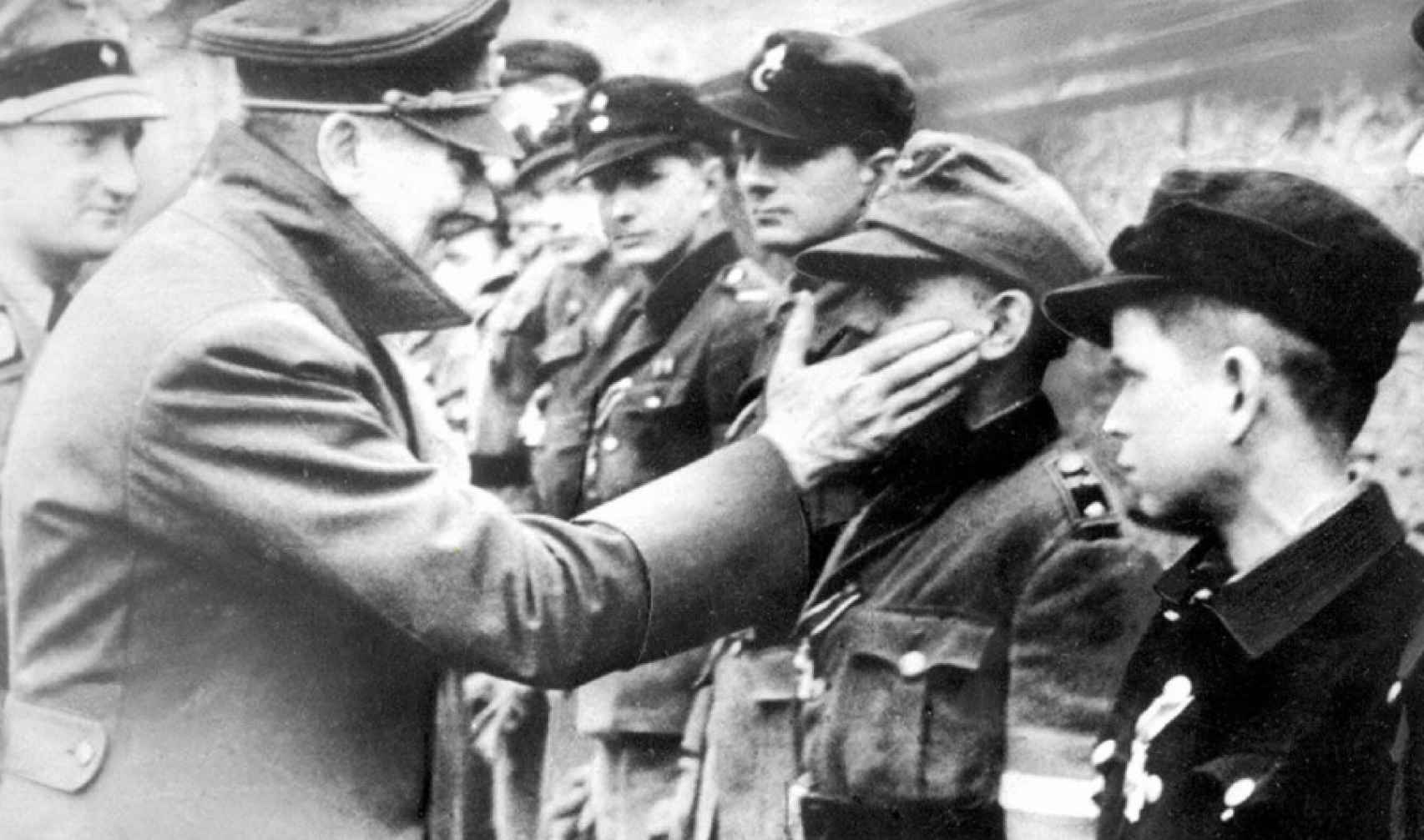 Una de las últimas imágenes de Hitler en vida: fue tomada el 20 de abril, el día de su cumpleaños, y saluda a un grupo de miembros de las Juventudes Hitlerianas.