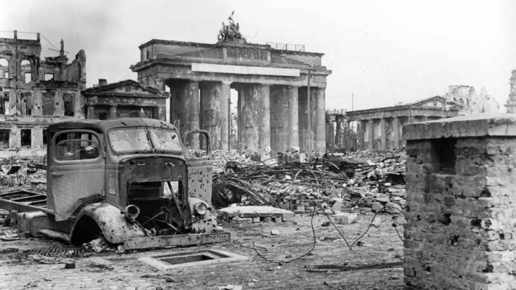 Aspecto de la Puerta de Brandenburgo, en Berlín, en junio de 1945, un mes después del desenlace de la II Guerra Mundial.