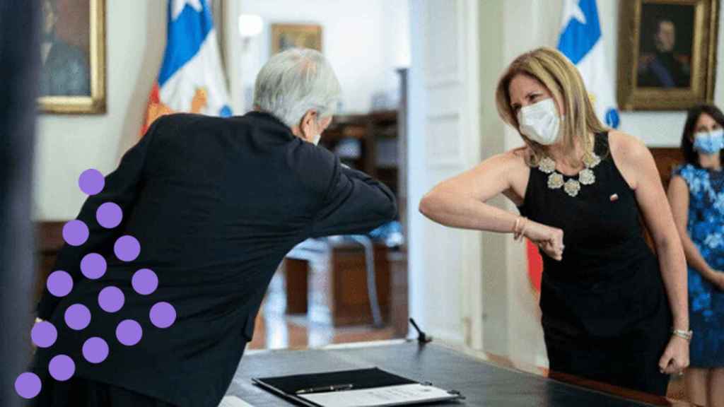 Sebastian Piñera y Macarena Santelices se saludan con el codo en su toma de posesión.