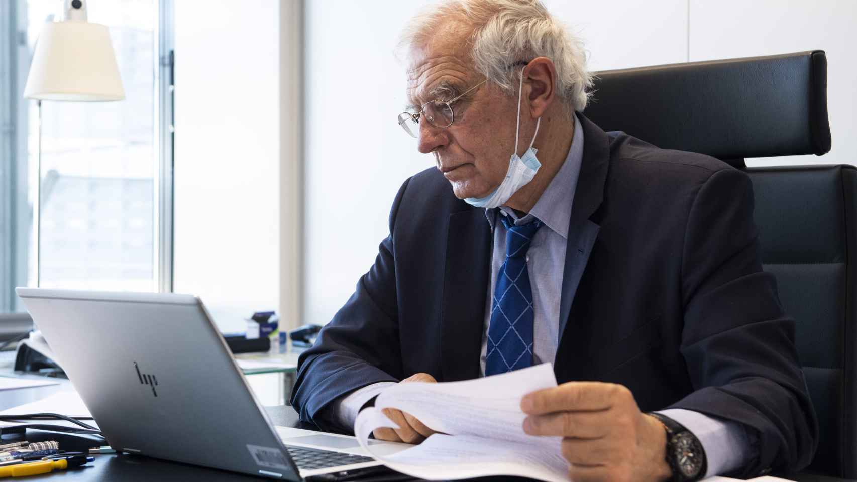 Josep Borrell, trabajando este miércoles en su despacho en la sede de la Comisión en Bruselas