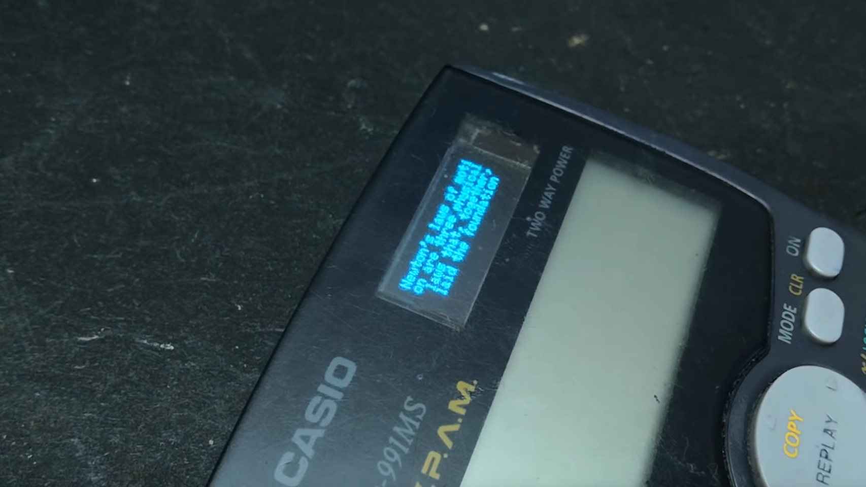 La pantalla OLED instalada en la calculadora permite leer textos