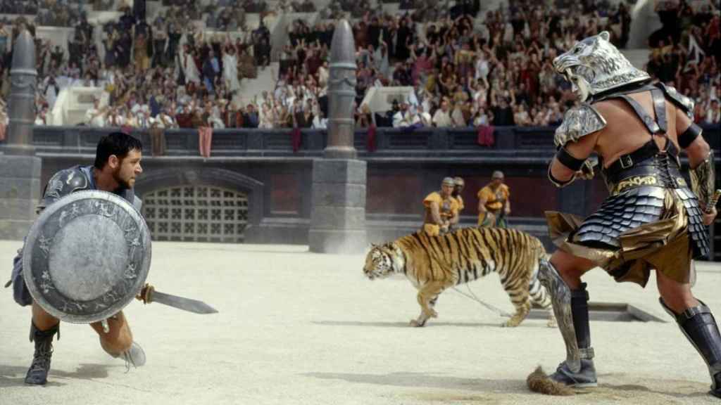 Russell junto al tigre en Gladiator.