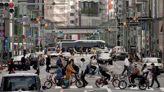 Peatones en una calle de Tokio (Japón).