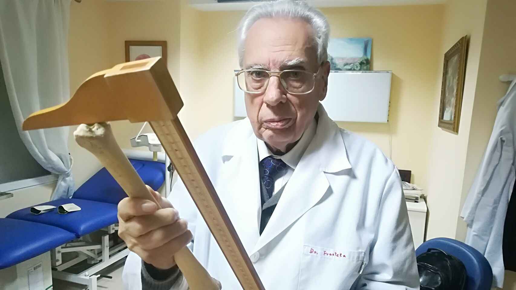 El catedrático de Medicina Legal Luis Frontela (Melilla, 1941) en su despacho de Sevilla, en febrero de 2019.