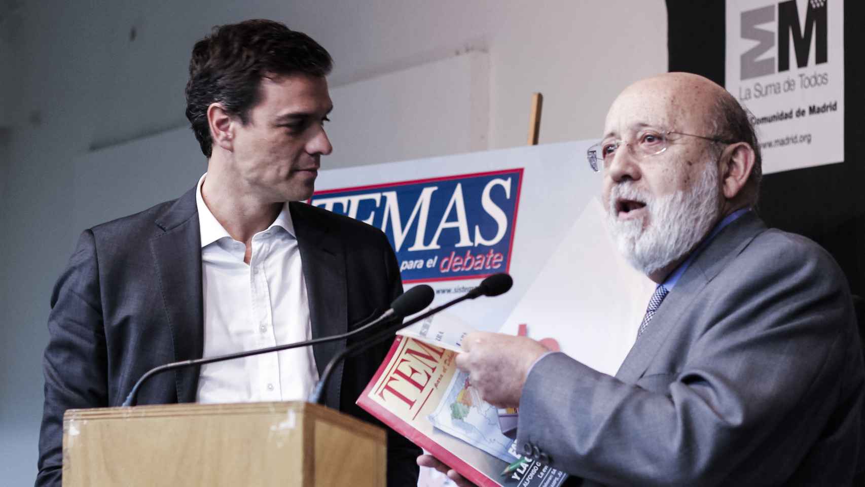 El presidente del Gobierno, Pedro Sánchez, y el presidente del CIS, José Félix Tezanos, en 2014.