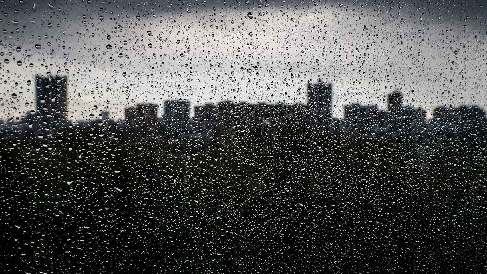 El 'skyline' visto por una ventana en un día de lluvia. EFE.