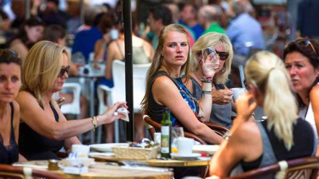 Turistas alemanas en una terraza de Valencia