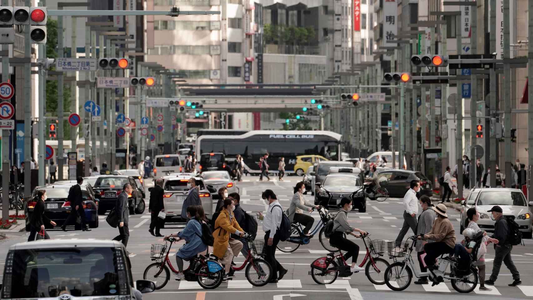 Trabajadores vuelven a sus puestos en Tokio en la desescalada en Japón.