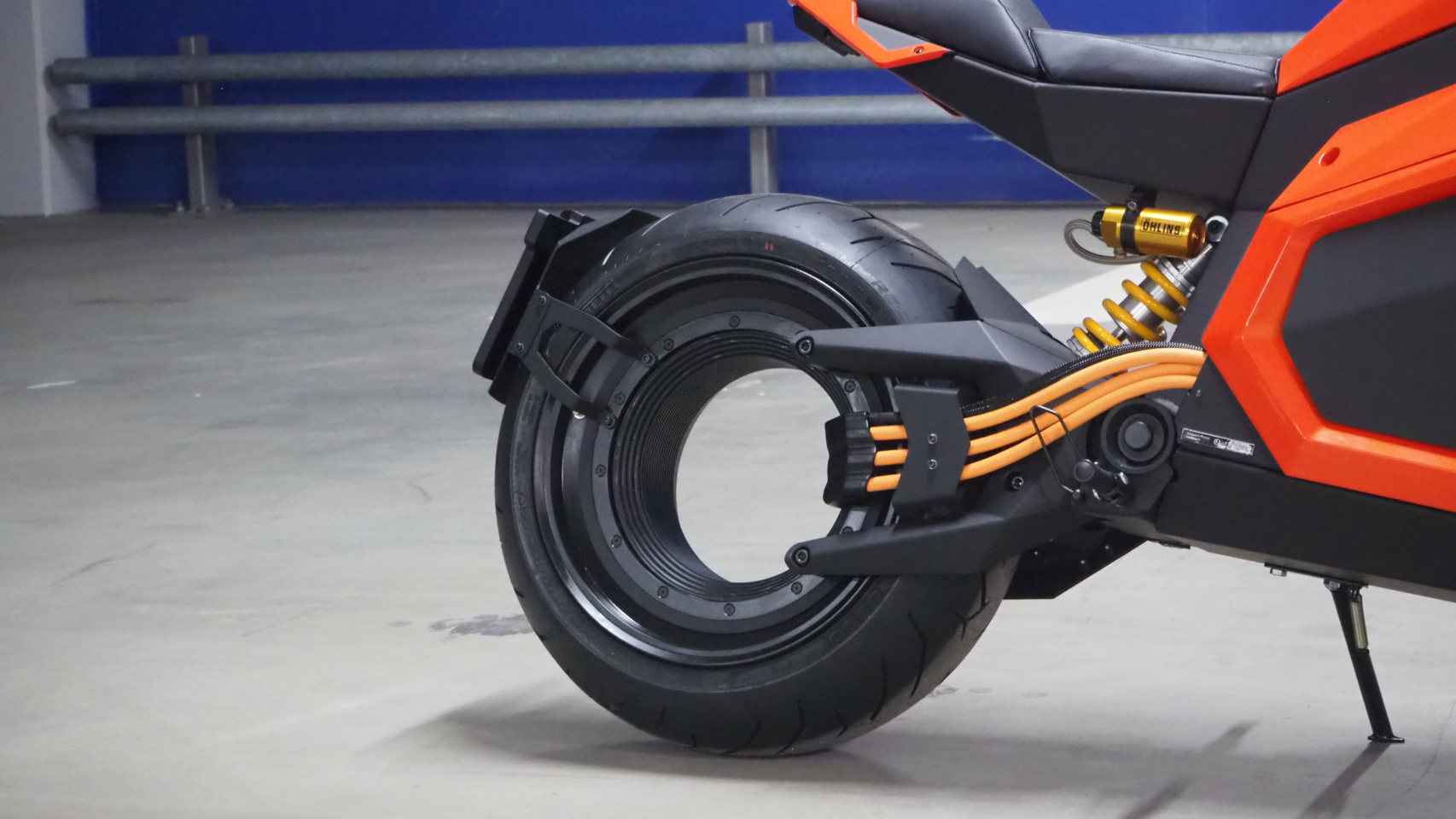 Esta moto eléctrica oculta el motor en la rueda trasera para