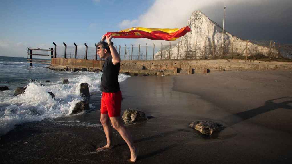 El dirigente de Vox portando una bandera de España.