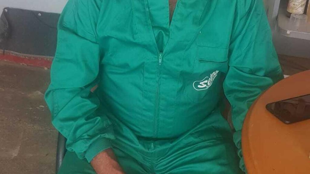 Pepe, el ganadero que vende sus cochinillos en milanuncios.
