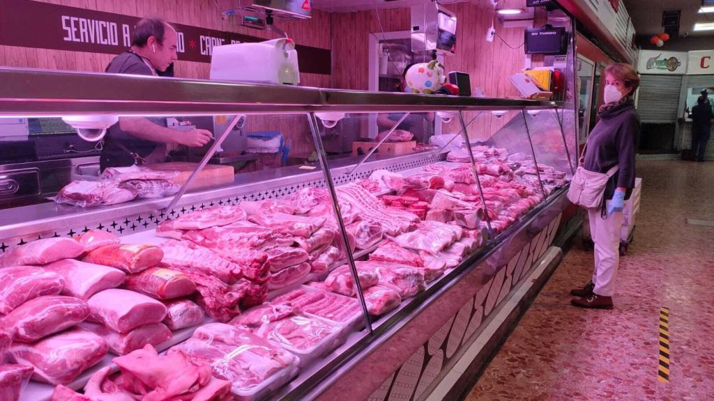 Una clienta espera su turno en una carnicería de Madrid.