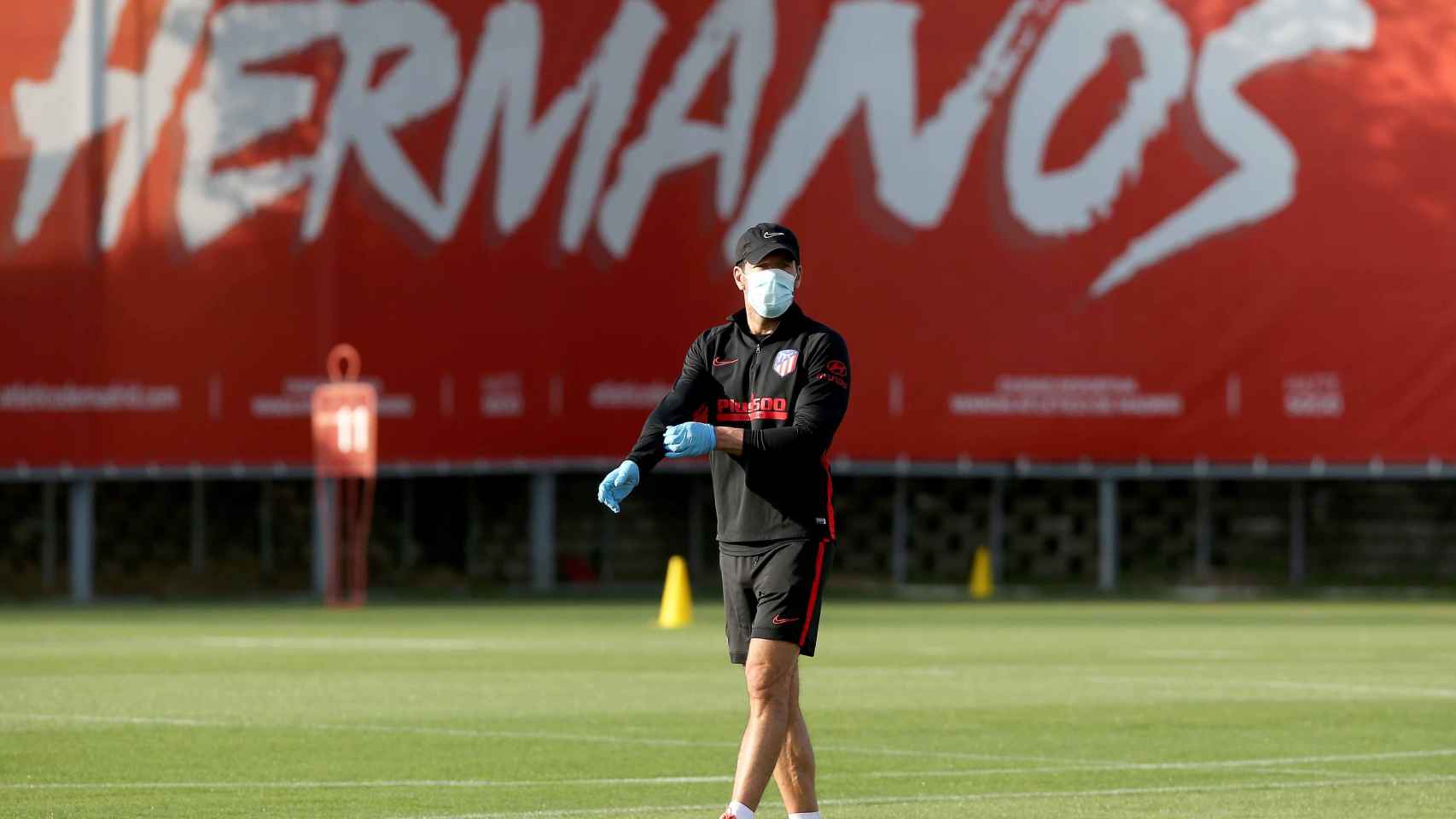 'Cholo' Simeone, con guantes y mascarilla en el primer entrenamiento individual del Atlético de Madrid