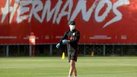 'Cholo' Simeone, con guantes y mascarilla en el primer entrenamiento individual del Atlético de Madrid
