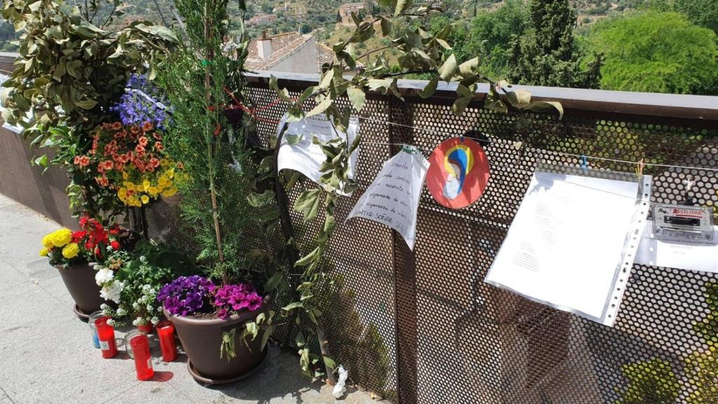 Los vecinos del Paseo de San Cristóbal de Toledo improvisan un coqueto  espacio de homenaje a víctimas y héroes