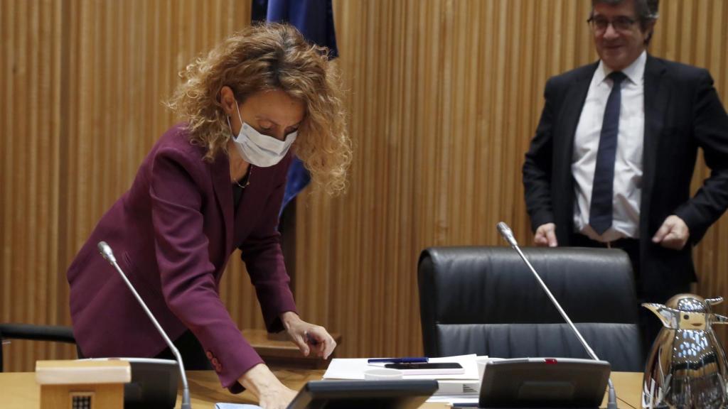 Meritxell Batet, presidenta del Congreso, desinfecta el puesto del presidente de la comisión para la reconstrucción, Patxi López.