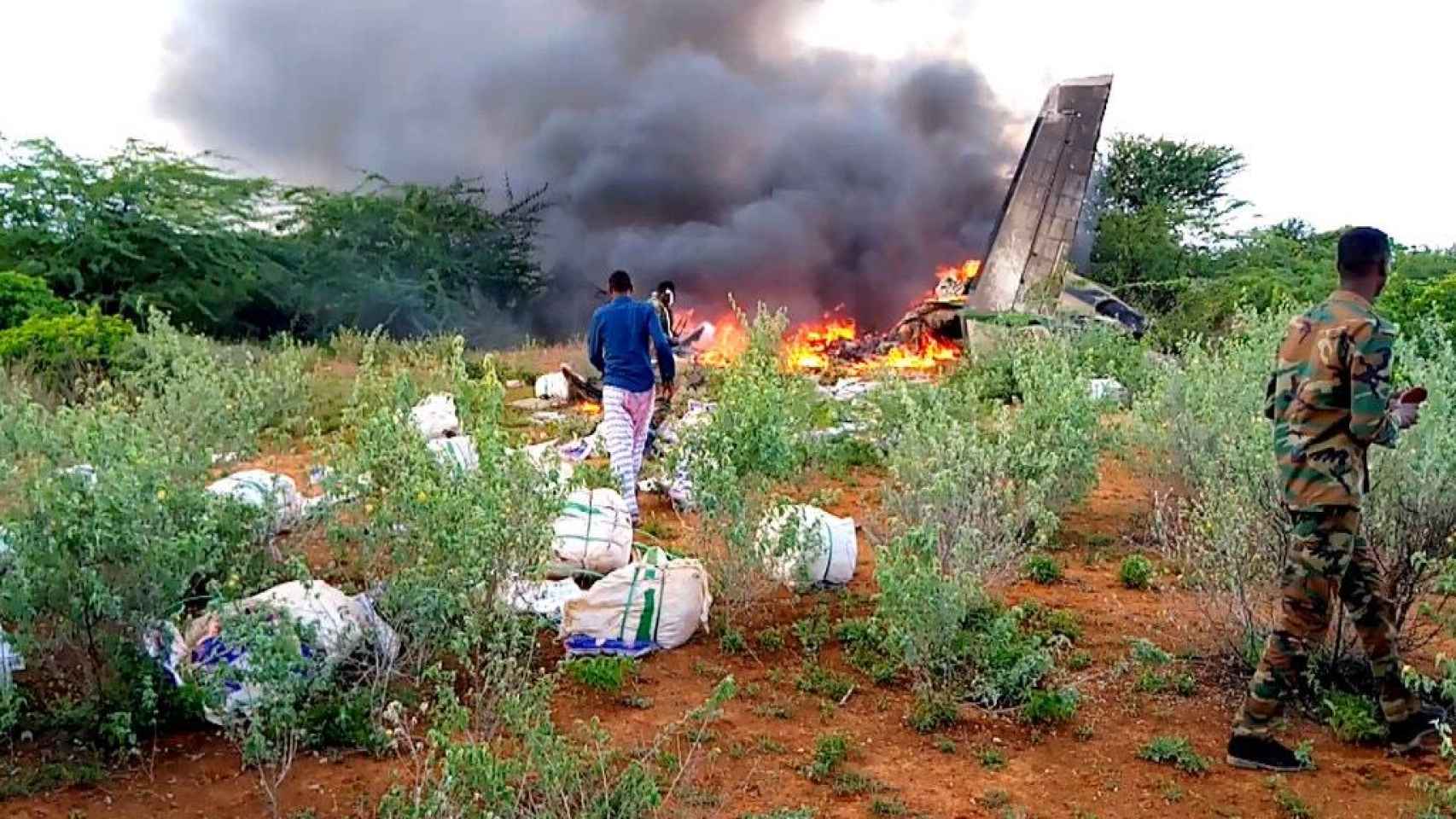 Los restos del avión derribado cerca del aeropuerto de Bardale, en Somalia.