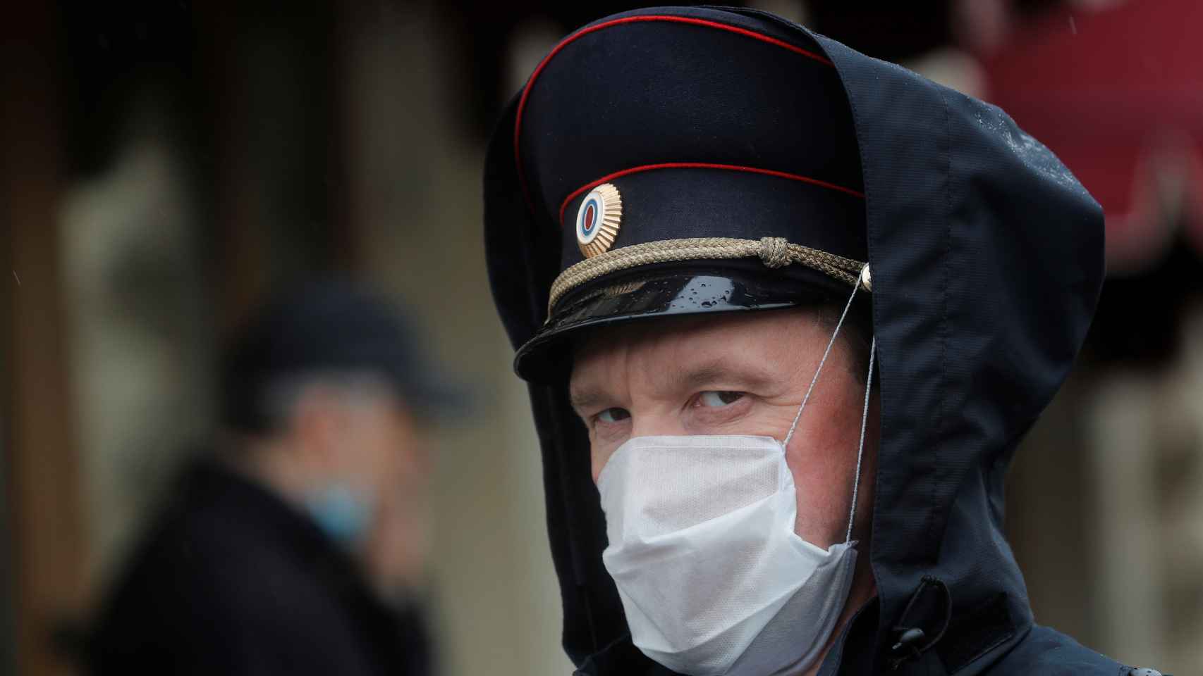 Un oficial ruso con mascarilla en Moscú, donde usar la app de rastreo es obligatorio