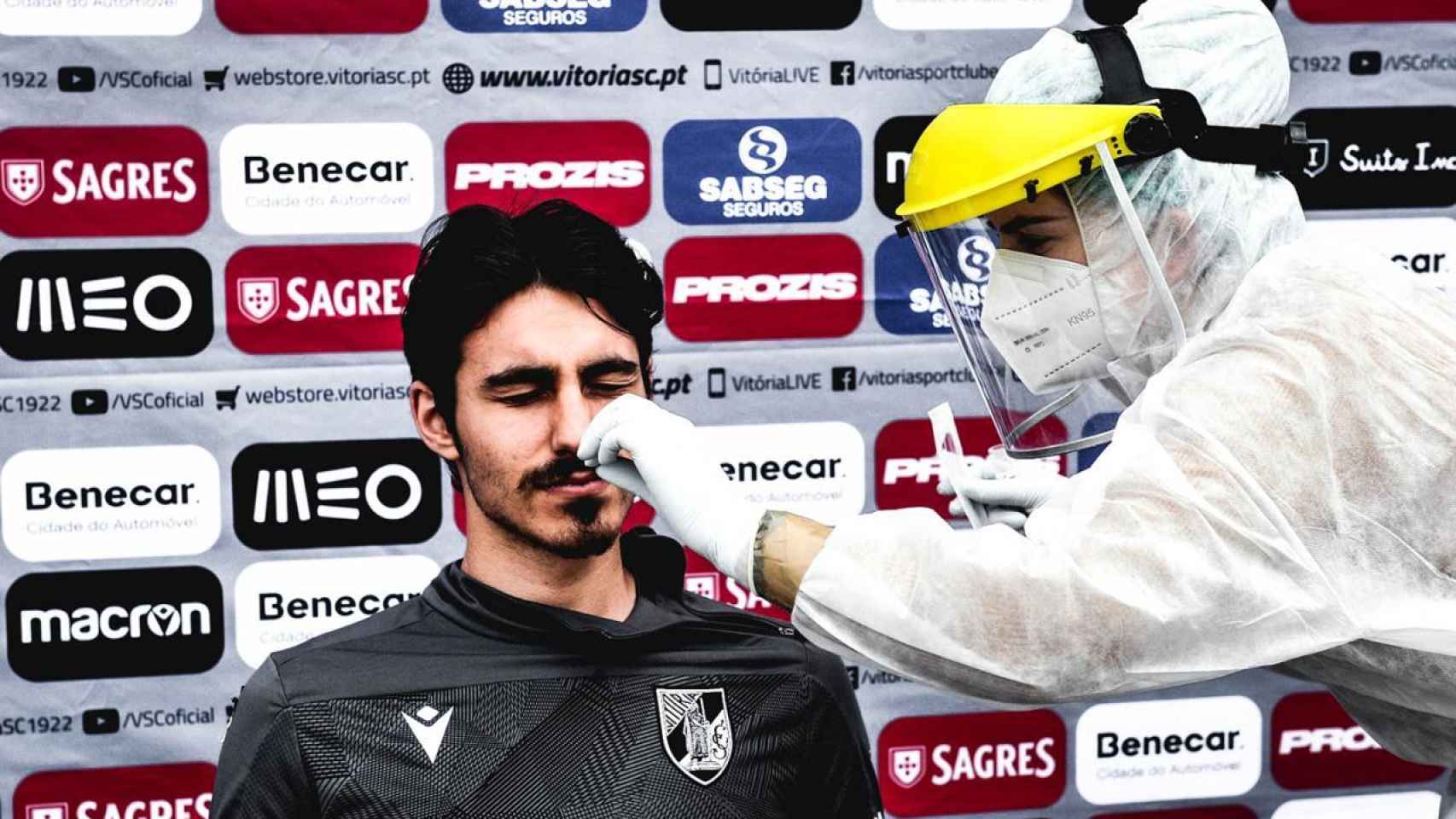 Un jugador del Vitória Guimarães pasa un test de Covid-19