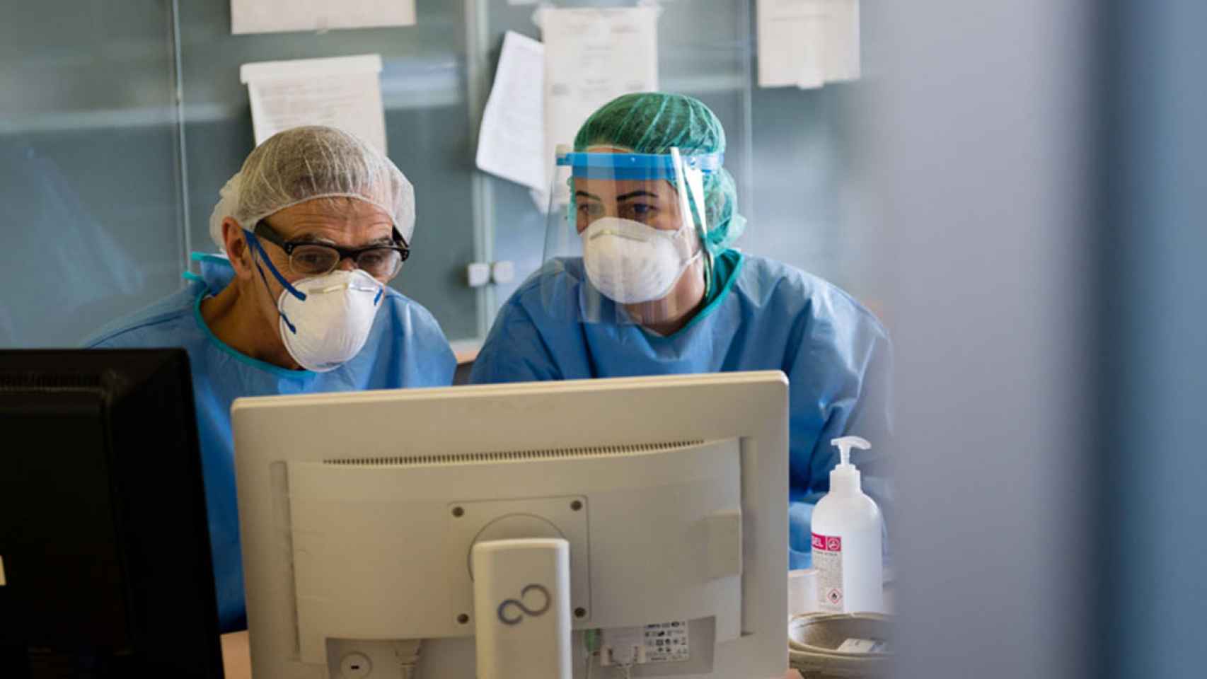 Dos médicos consultan información en la plataforma del sistema de salud español.