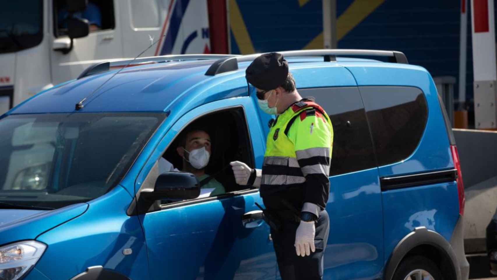 El Gobierno flexibiliza la norma para el uso de mascarilla en el coche | David Zorrakino (EP)