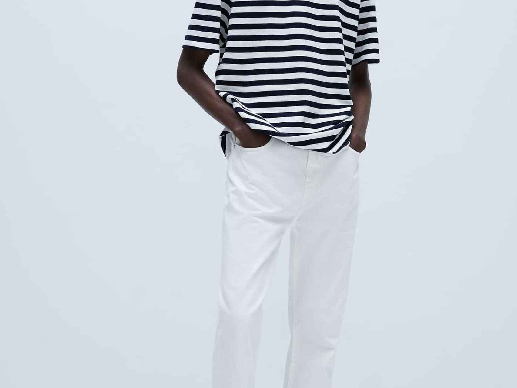 Modelo de Zara luciendo una camiseta a rayas.