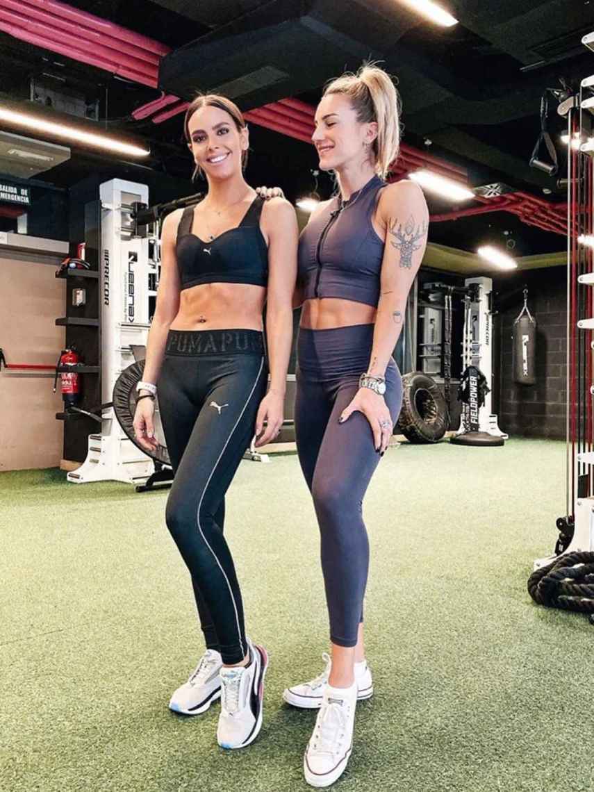Cristina Pedroche junto a Vikika, amiga, dueña de su gym favorito y entrevistada en 'The Mirror'.