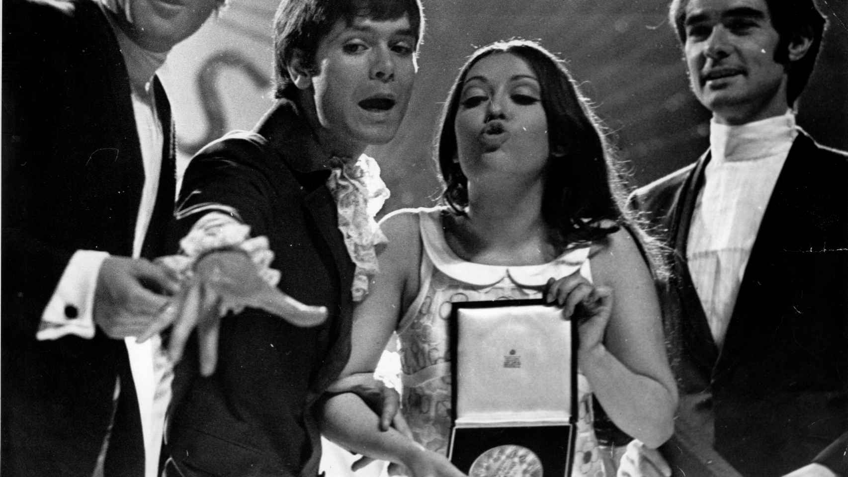 El dúo dinámico con Massiel durante el festival de Eurovisión en Londres en 1968.
