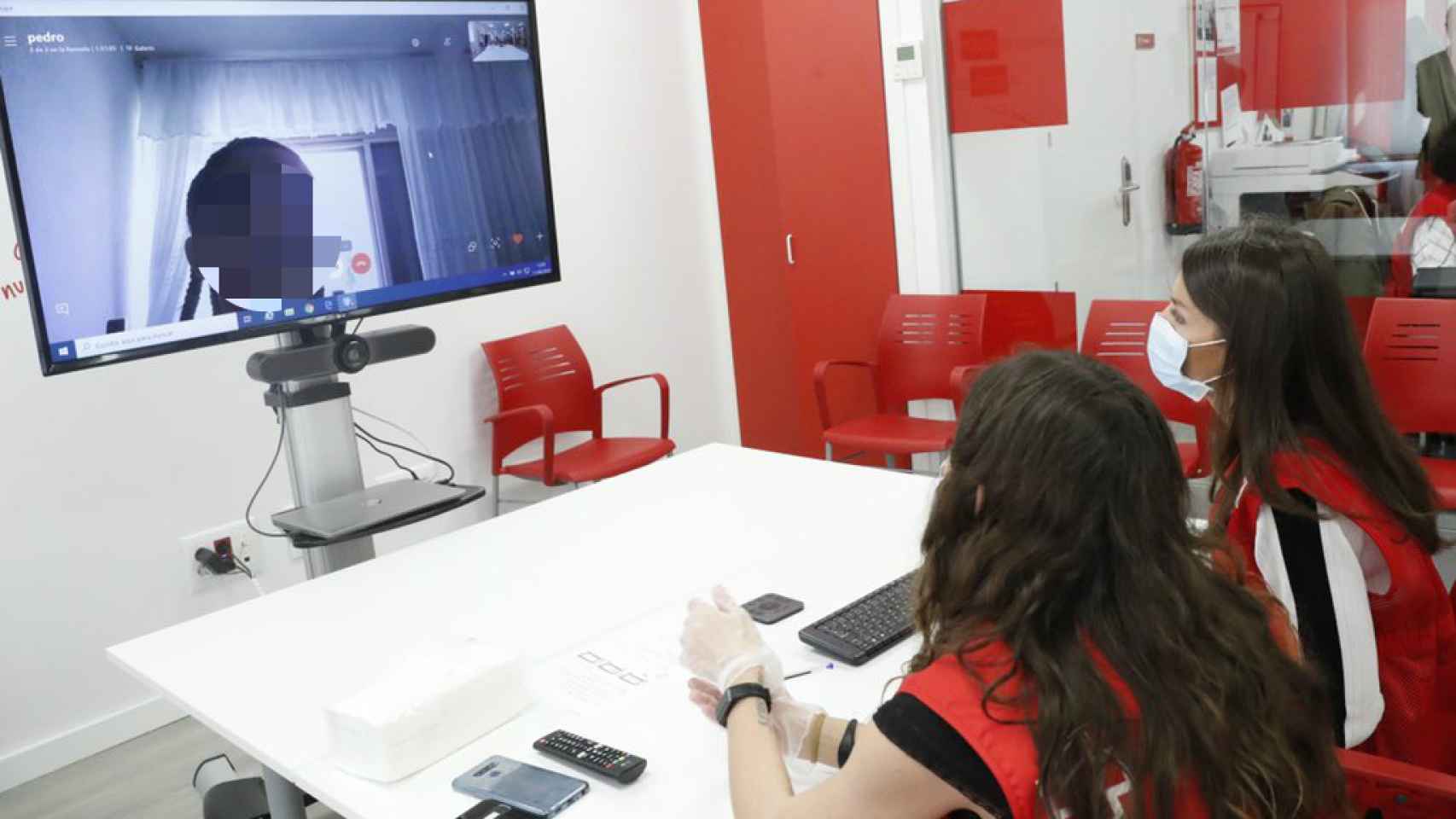 Letizia durante una videollamada en su visita a una de las sedes de la Cruz Roja en Madrid.