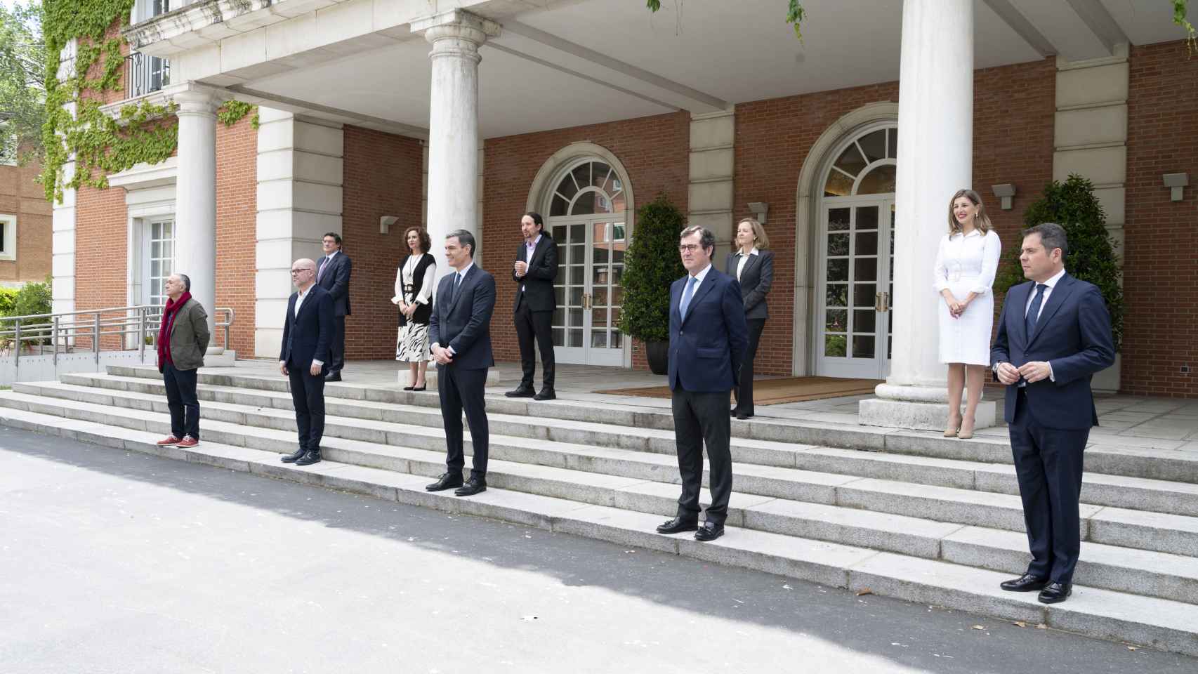 Miembros del Gobierno y los agentes sociales, en la puerta de la Moncloa.