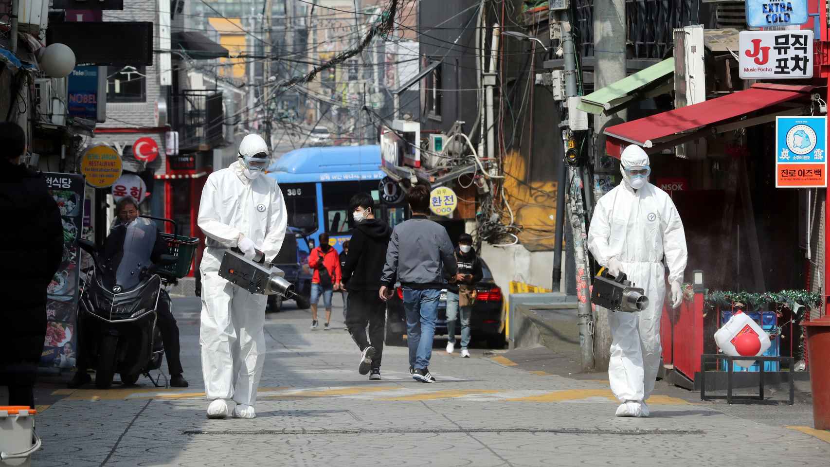 Un operario desinfecta una calle del barrio de Itaewon, en Seúl.