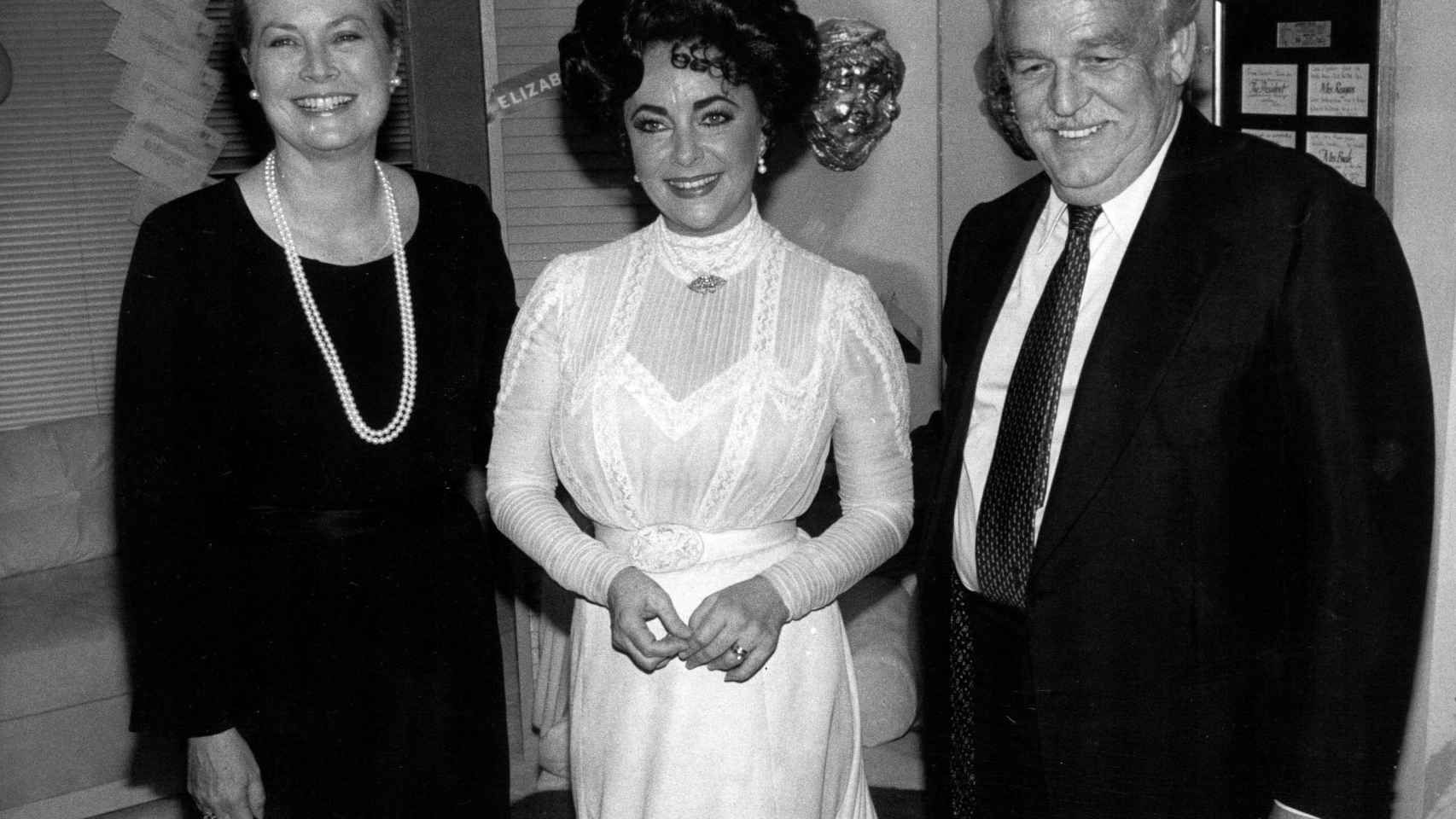 Grace Kelly junto a Elizabeth Taylor y el príncipe Rainiero de Mónaco.
