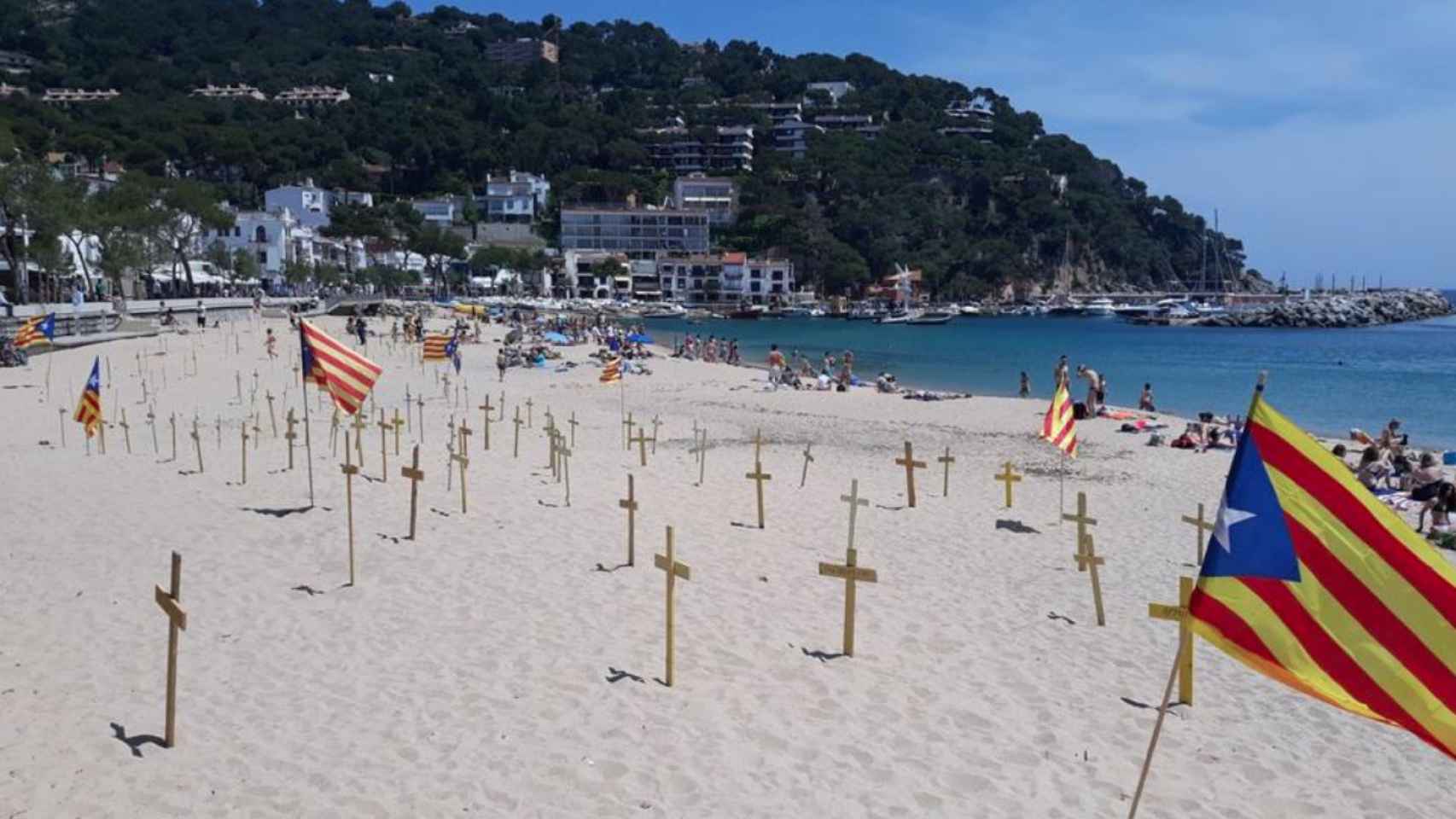 Cruces amarillas en la costa catalana.