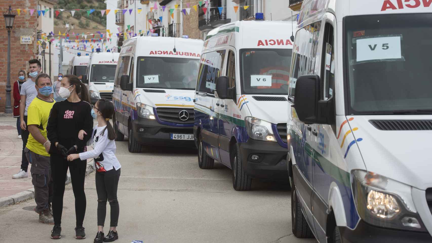 Una comitiva de un autobús y varias ambulancias trasladó a los ancianos desde La Línea de la Concepción (Cádiz).