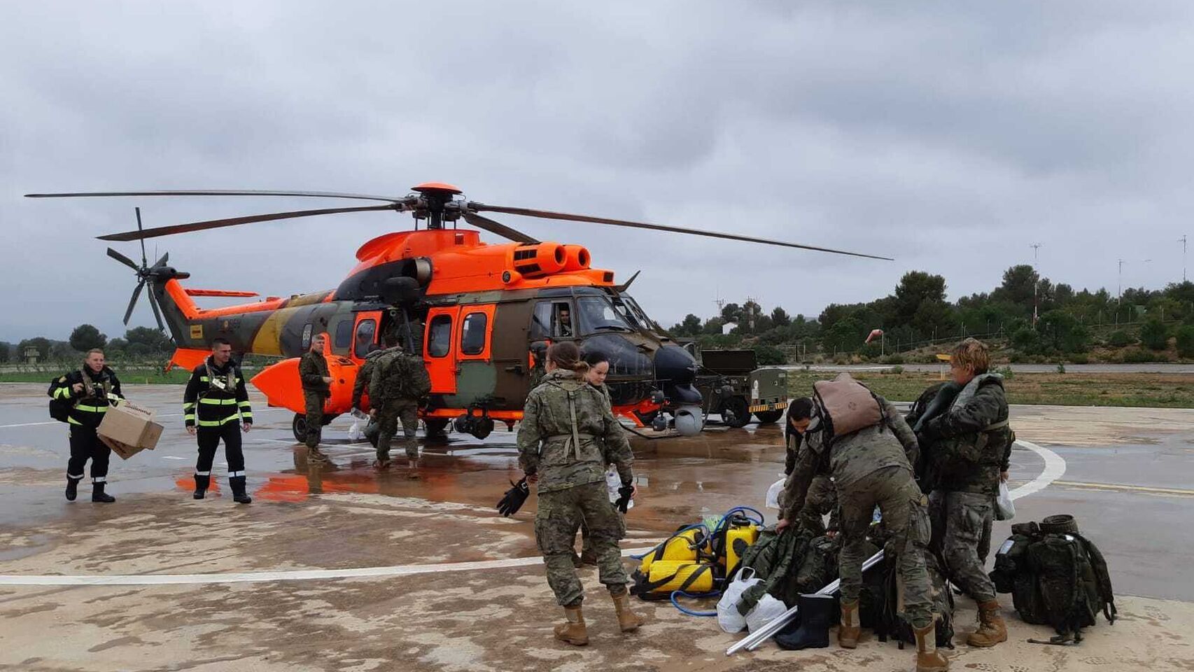 Un helicóptero de la UME en Palma de Mallorca haciendo labores de desinfección.