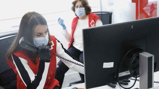 Letizia al teléfono en una de las sedes de la Cruz Roja.